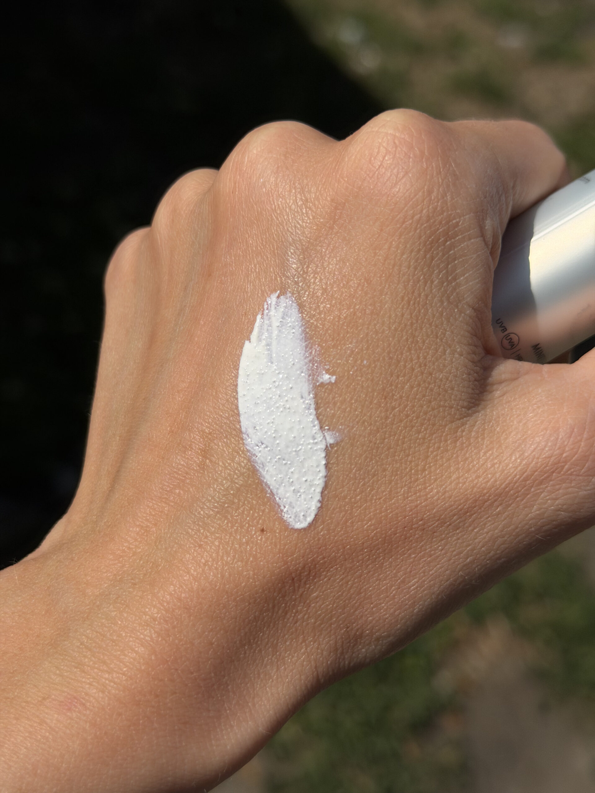Тонувальний флюїд з адаптивним кольором і NAD+ на фізичних фільтрах SPF 50 - Зображення 3